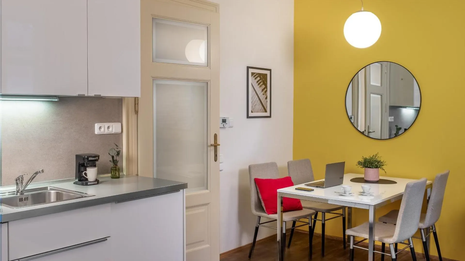 4 Arts Apartments By Adrez Prága
