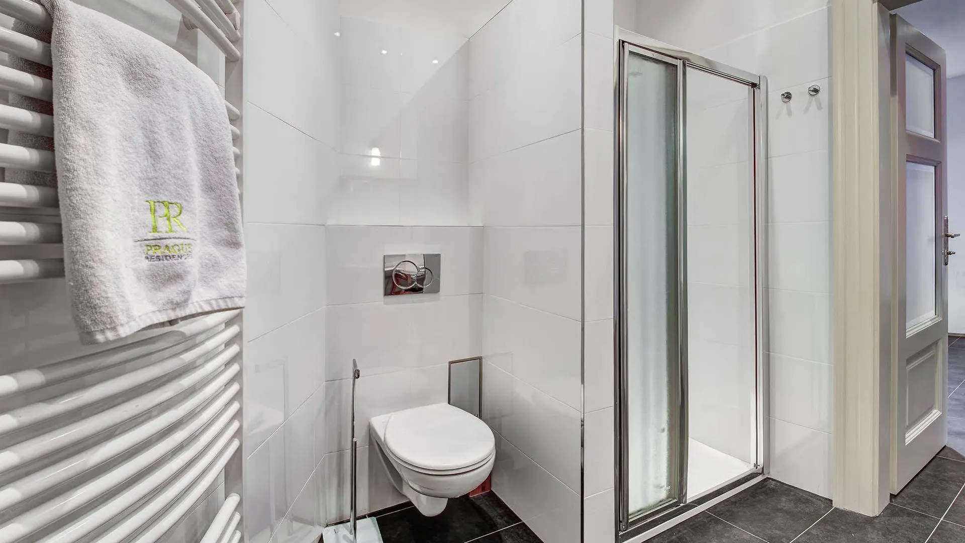 4 Arts Apartments By Adrez Prága